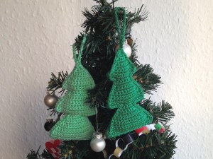 hæklede juletraeer som pynt på trae